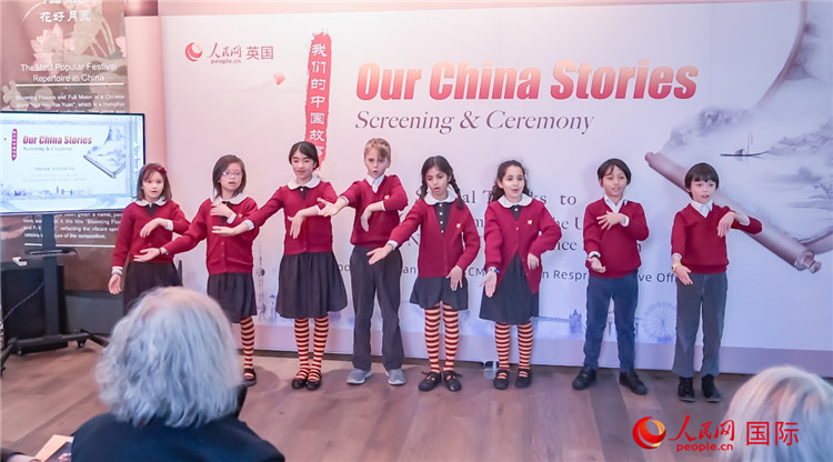 肯辛頓韋德預(yù)備學(xué)校小學(xué)生表演。人民網(wǎng) 郭錦標(biāo)攝