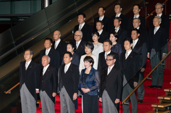 9月13日，日本首相岸田文雄（前排中）在東京的首相官邸率閣僚合影。新華社記者張笑宇攝
