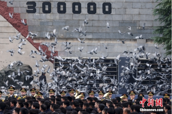 12月13日是第十個(gè)南京大屠殺死難者國家公祭日。當(dāng)天上午，南京大屠殺死難者國家公祭儀式在侵華日軍南京大屠殺遇難同胞紀(jì)念館舉行。圖為國家公祭儀式現(xiàn)場。中新社記者 泱波 攝