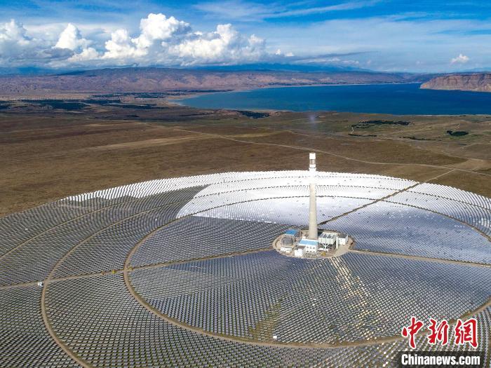 資料圖：光伏發(fā)電園區(qū)一隅。張進剛 攝
