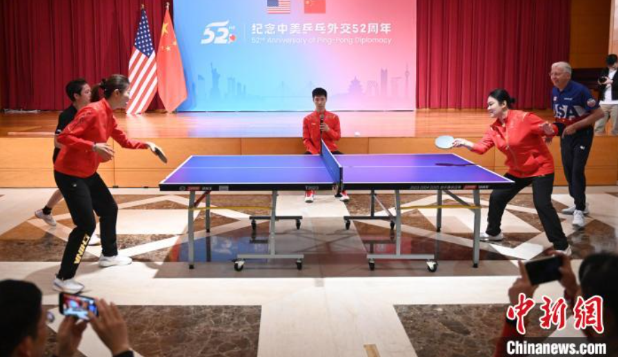 當(dāng)?shù)貢r間12月13日，中國駐美使館在華盛頓舉辦慶?；顒蛹o(jì)念中美乒乓外交52周年。圖為丁寧、劉偉、戴爾等中美運(yùn)動員上演混雙表演賽。中新社記者 陳孟統(tǒng) 攝