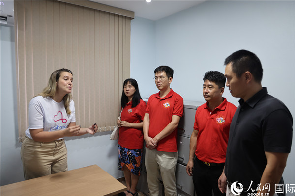 王尉育等人參觀并了解協(xié)會活動場所及設施。人民網(wǎng)記者 時元皓攝