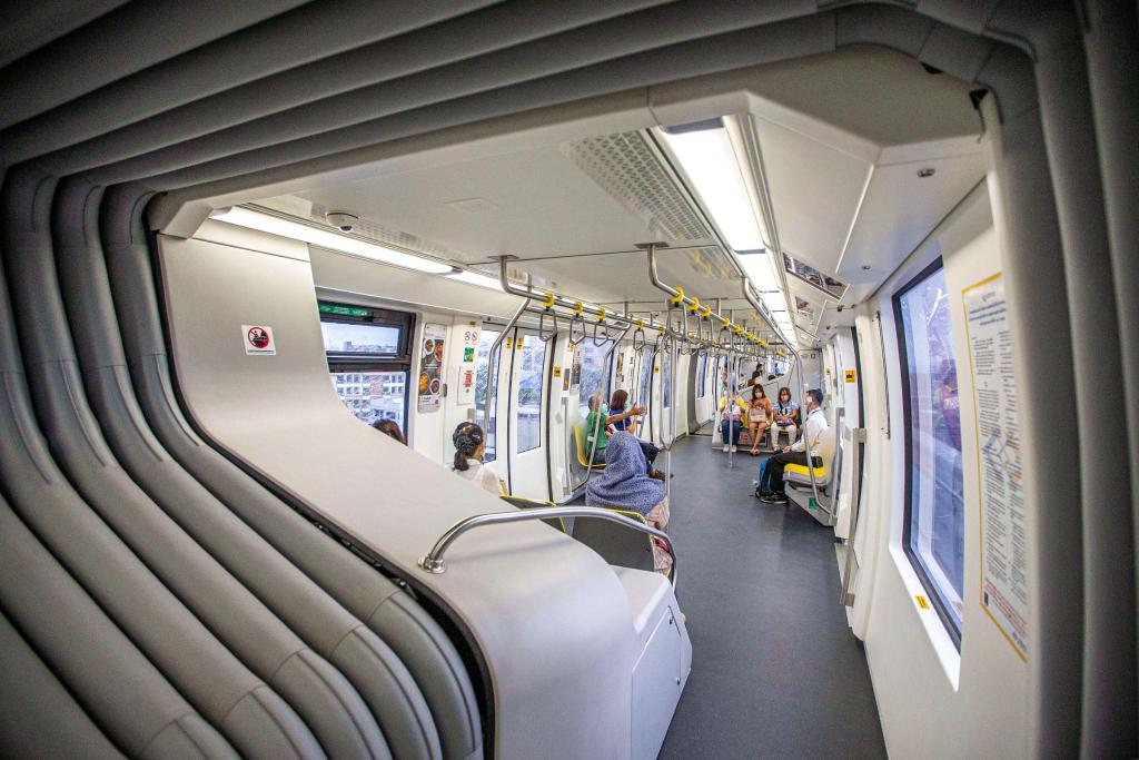 9月14日，乘客在泰國曼谷搭乘“黃線”列車。泰國曼谷是世界著名旅游目的地之一，當(dāng)?shù)厝税堰@座城市的高架軌道交通系統(tǒng)稱為“曼谷天鐵”。2023年下半年，由位于安徽蕪湖的中車浦鎮(zhèn)阿爾斯通運(yùn)輸系統(tǒng)公司生產(chǎn)并提供的單軌道列車“天鐵黃線”在曼谷正式運(yùn)營，11月同樣由該公司生產(chǎn)并提供列車的“天鐵粉線”也在曼谷開始試運(yùn)行?！爸袊窃臁睆闹袊徍淼教﹪龋屄冉寂c市中心的連接更為緊密，豐富城市面貌的同時(shí)，也為當(dāng)?shù)匕l(fā)展注入新活力。（新華社記者王騰攝）
