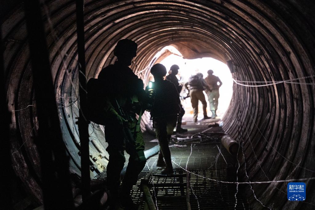 這張以色列國防軍12月17日發(fā)布的照片顯示，以軍地面部隊在加沙地帶發(fā)現(xiàn)一處大型地下隧道。新華社發(fā)