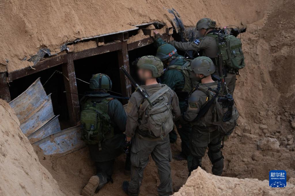 這張以色列國防軍12月17日發(fā)布的照片顯示，以軍地面部隊在加沙地帶發(fā)現(xiàn)一處大型地下隧道。新華社發(fā)