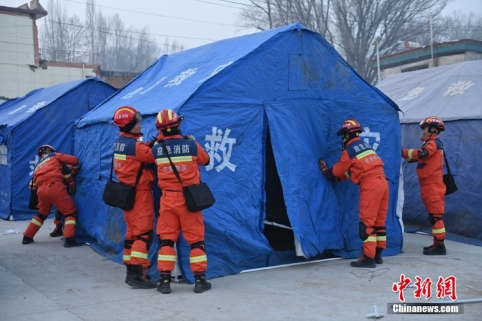 12月19日，甘肅臨夏州積石山縣發(fā)生6.2級地震后，地震受災嚴重的積石山縣大河家鎮(zhèn)部分房屋出現(xiàn)開裂倒塌，受損情況嚴重。據(jù)報道，目前，救援力量正在受災最嚴重的大河家鎮(zhèn)10個行政村開展拉網(wǎng)式搜救。圖為救援人員在大河家鎮(zhèn)搭建救災帳篷。<a target='_blank' href='/'><p  align=