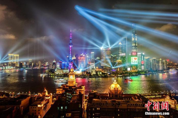 資料圖：上海外灘國慶燈光秀流光溢彩。 黃偉國 攝