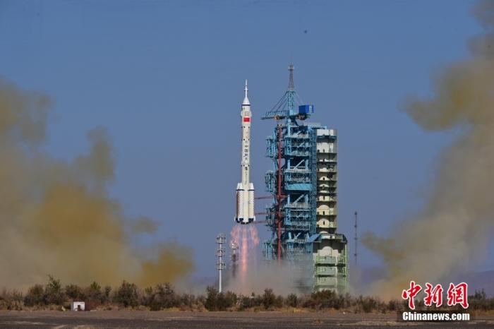 資料圖：北京時間2023年10月26日11時14分，搭載神舟十七號載人飛船的長征二號F遙十七運載火箭在酒泉衛(wèi)星發(fā)射中心點火發(fā)射。汪江波 攝