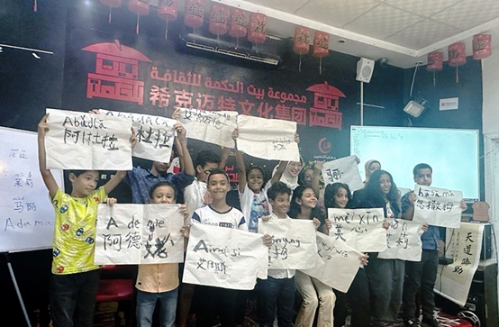 學(xué)著用中文書(shū)寫(xiě)自己姓名的埃及兒童們。埃及?？诉~特文化集團(tuán)供圖