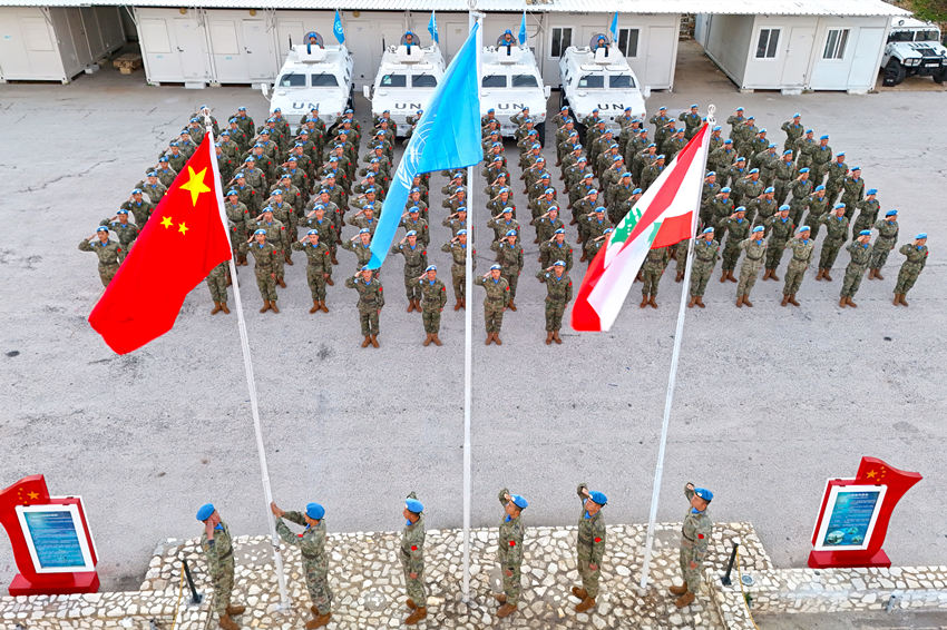 1月1日，中國(guó)第22批赴黎巴嫩維和官兵們舉行升旗儀式。胡光明攝