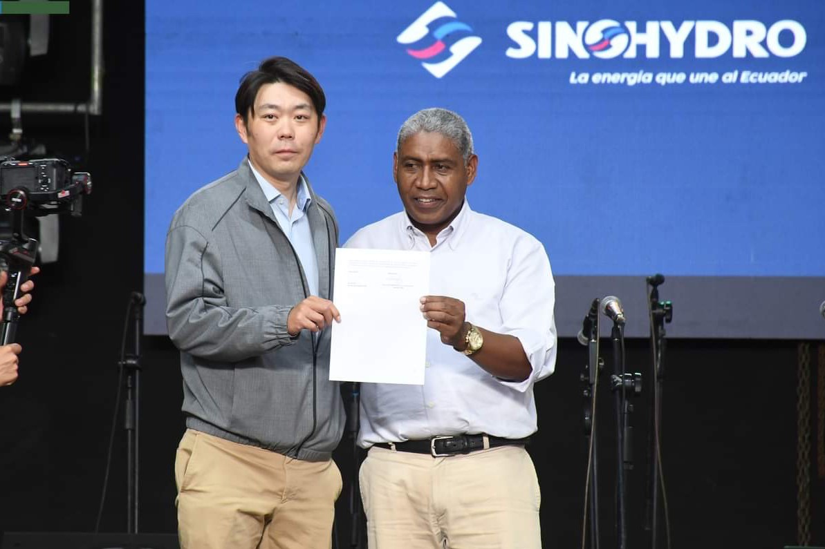 中國電建厄瓜多爾國別代表白納（左）代表中國電建向厄瓜多爾埃爾查科市康復(fù)中心捐贈了一批康復(fù)器材，埃爾查科市市長奧斯卡·德拉克魯斯·卡瓦蒂霍（右）對中國企業(yè)的善舉表示感謝。中國電建厄瓜多爾代表處供圖