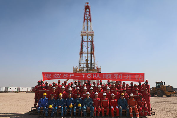12月25日，中石化國(guó)工科威特分公司SINOPEC-16隊(duì)在科威特北部油區(qū)順利開鉆。中石化供圖