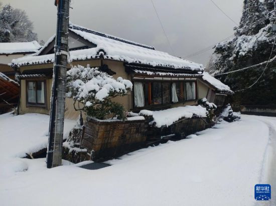 這是1月8日拍攝的日本能登半島地震災(zāi)區(qū)珠洲市的街景。