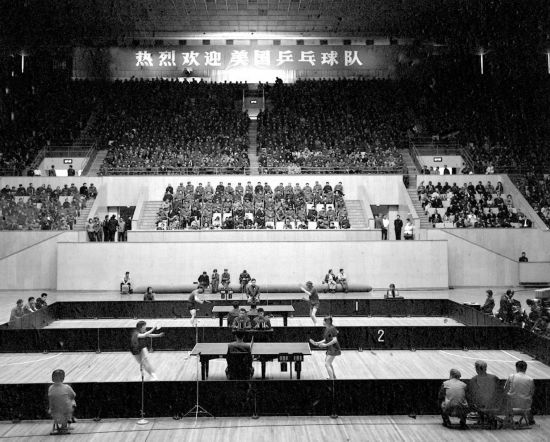 圖為1971年4月13日，中華全國體育總會舉行歡迎儀式，歡迎前來中國進行訪問的美國乒乓球代表團。中美兩國乒乓球運動員在北京首都體育館進行了友誼比賽。新華社發(fā)