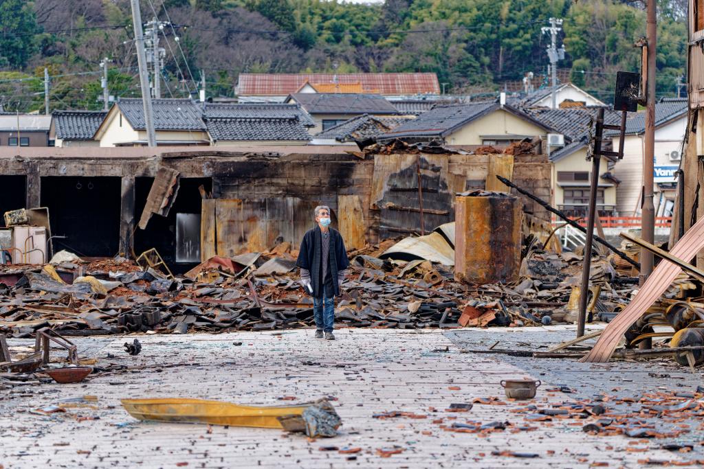 1月4日，一名市民查看日本石川縣輪島市“輪島早市”廢墟。新華社記者張笑宇攝