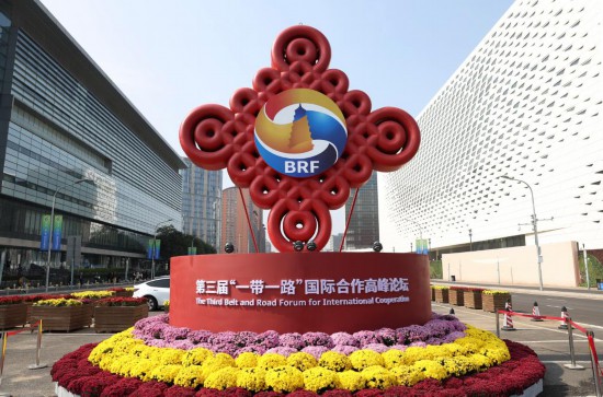 這是2023年10月17日在北京國家會議中心附近拍攝的“一帶一路”國際合作高峰論壇景觀布置。新華社記者 陳斌 攝