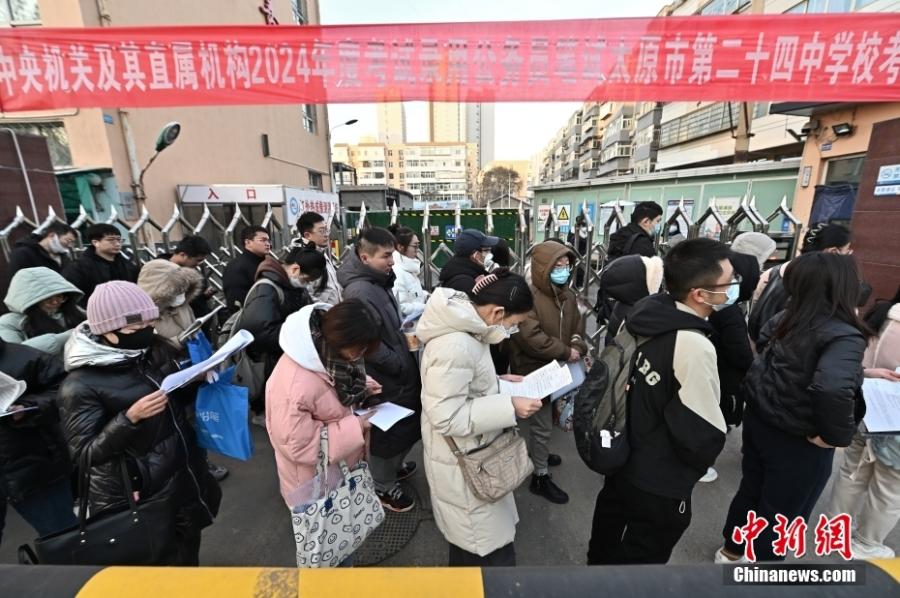 2023年11月26日，山西省太原市，考生步入考場(chǎng)。當(dāng)日，中央機(jī)關(guān)及其直屬機(jī)構(gòu)2024年度考試錄用公務(wù)員公共科目筆試開(kāi)考。<a target='_blank' href='/'><p  align=