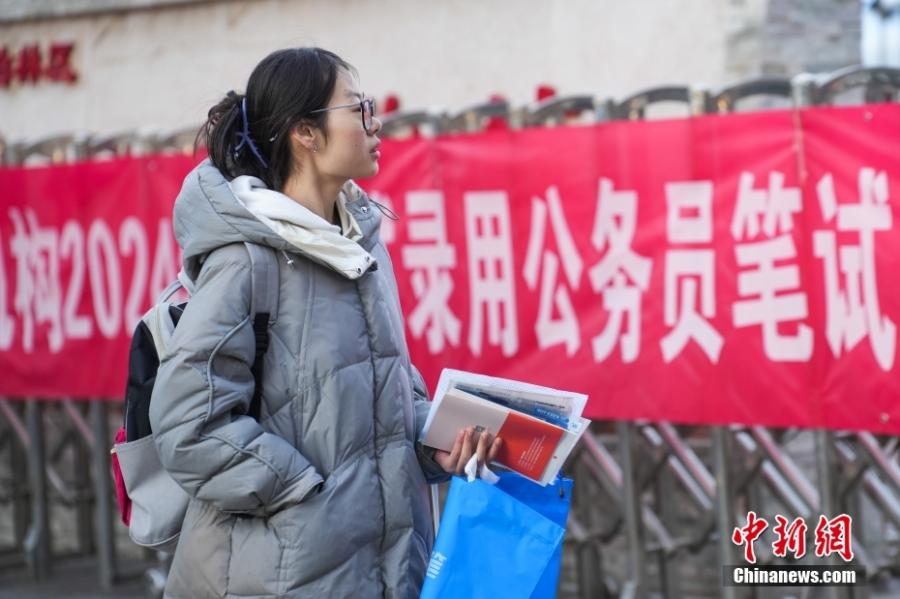 2023年11月26日，山西省太原市，考生步入考場(chǎng)。當(dāng)日，中央機(jī)關(guān)及其直屬機(jī)構(gòu)2024年度考試錄用公務(wù)員公共科目筆試舉行。<a target='_blank' href='/'><p  align=