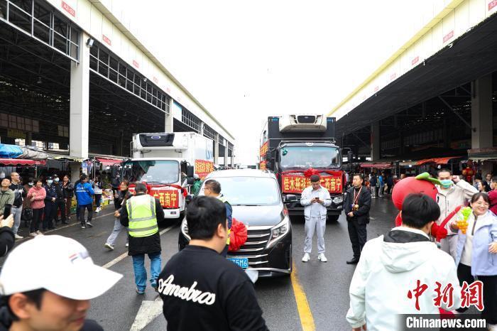 運(yùn)載蔓越莓車隊(duì)前，不少民眾正在圍觀打卡。 王偉臣 攝