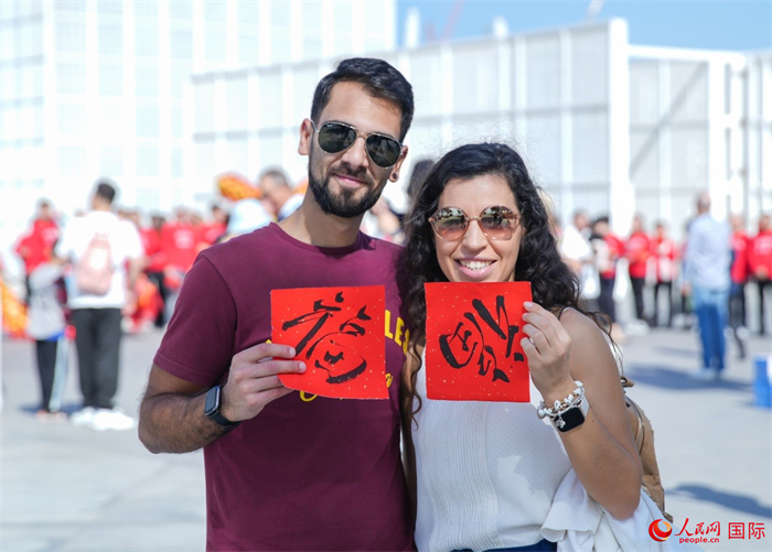 游客展示“福”字。人民網(wǎng) 塔里克·易卜拉欣攝