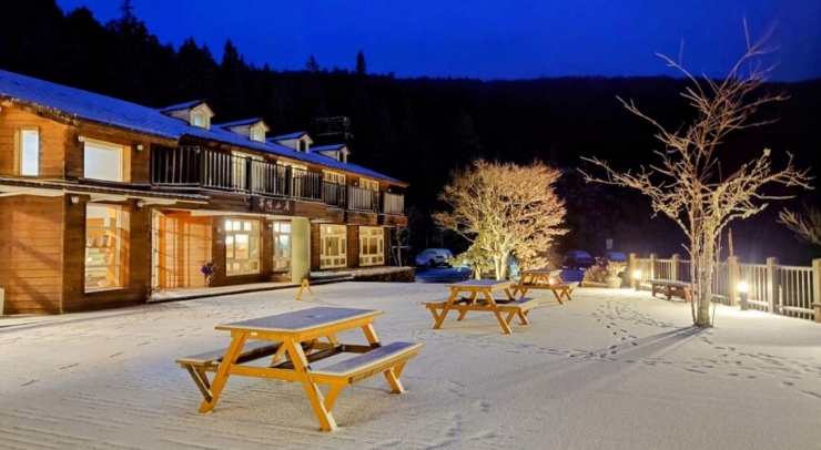 位在宜蘭縣內(nèi)的太平山森林游樂區(qū)23日凌晨開始下雪，園區(qū)翠峰山屋前一片雪白。圖片來源：臺灣“中央社”。