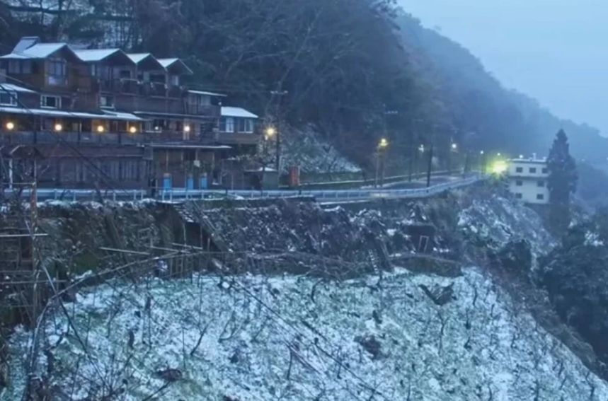 桃園市觀光旅游局22日新啟用的“上巴陵實時影像”的鏡頭下，現(xiàn)場呈現(xiàn)雪景。圖片來源：桃園市觀光旅游局。