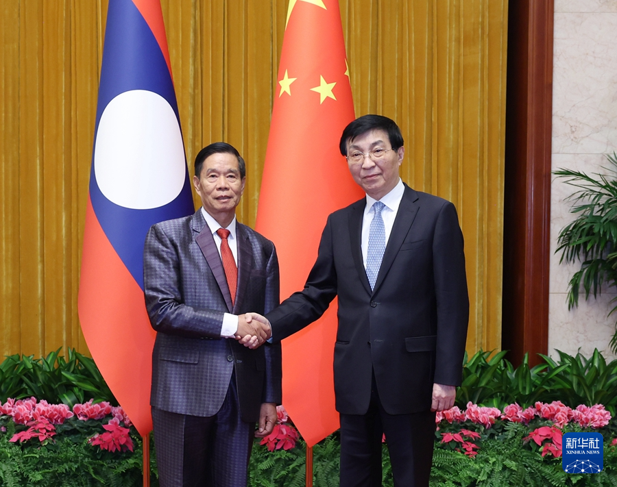 1月22日，中共中央政治局常委、全國政協(xié)主席王滬寧在北京會見老撾人民革命黨中央政治局委員、建國陣線中央委員會主席辛拉馮。新華社記者 王曄 攝