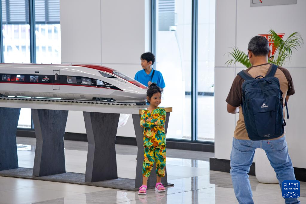 1月24日，在印度尼西亞雅加達(dá)哈利姆站候車(chē)大廳，一名小朋友和雅萬(wàn)高鐵高速動(dòng)車(chē)組模型合影。新華社記者 徐欽 攝