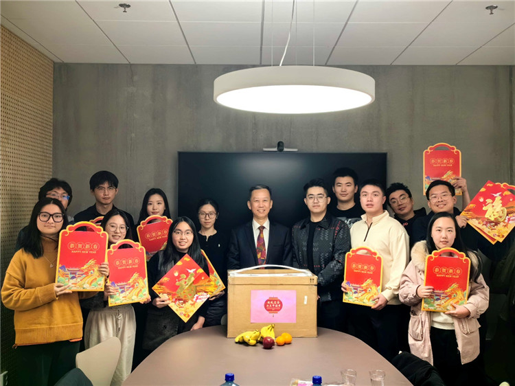 中國駐瑞典大使崔愛民看望慰問瑞典隆德大學(xué)中國留學(xué)生。中國駐瑞典大使館供圖