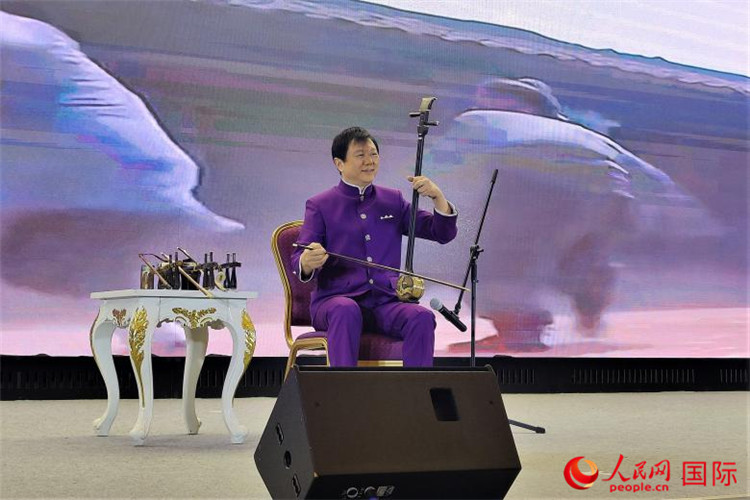 二胡演奏家、國家一級演員王之輝演奏《新春樂》。人民網(wǎng)記者 于宏建攝
