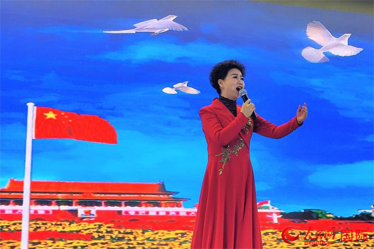 女高音歌唱家、國家一級演員江如虹演唱《我愛你中國》。人民網(wǎng)記者 于宏建攝