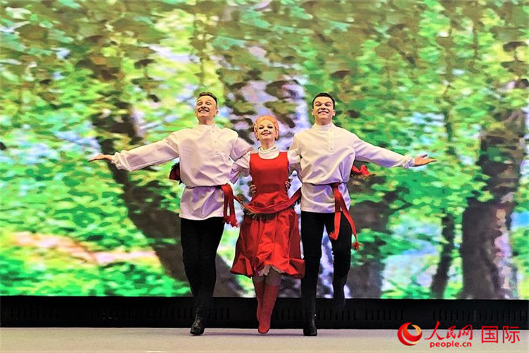 來自莫斯科州藝術(shù)學(xué)院舞蹈團(tuán)的演員表演舞蹈《三套車》。人民網(wǎng)記者 于宏建攝