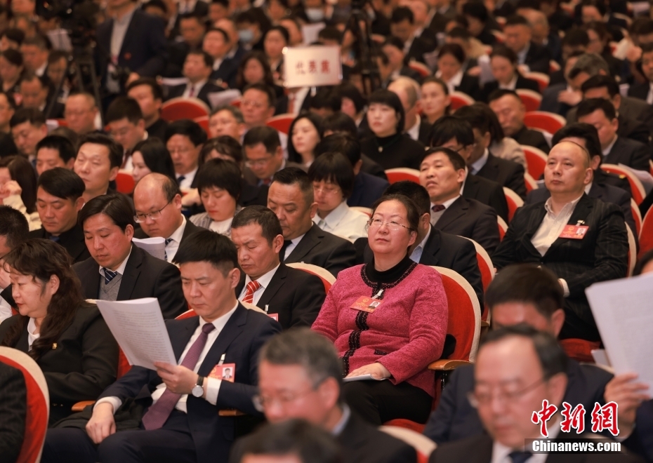 1月23日，安徽省第十四屆人民代表大會(huì)第二次會(huì)議在合肥開幕。圖為代表委員認(rèn)真聽取政府工作報(bào)告。