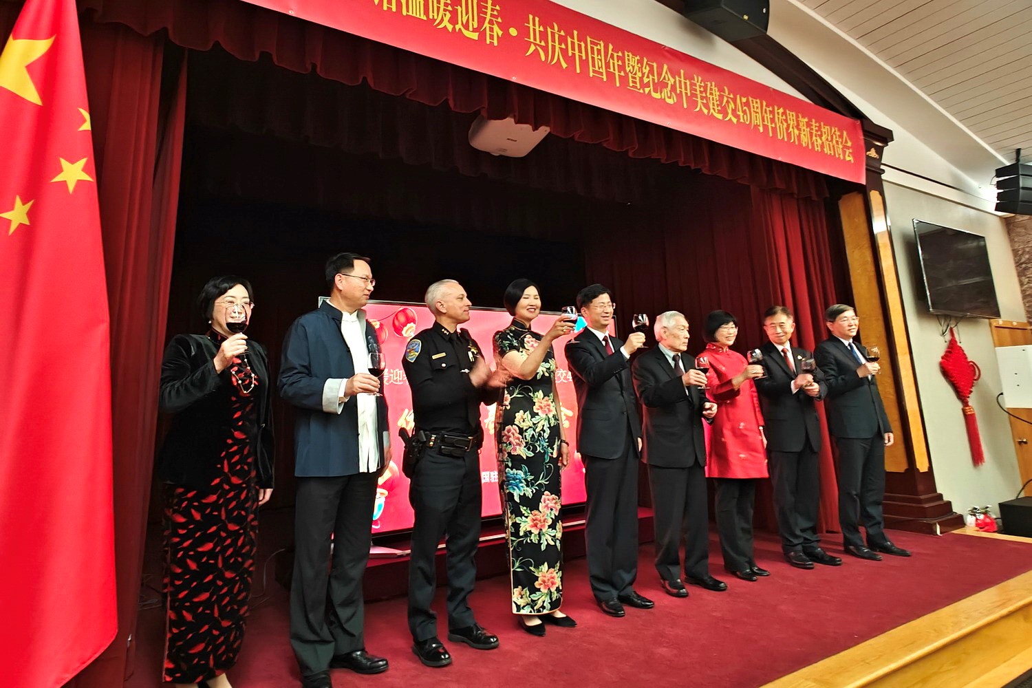 僑胞代表與駐舊金山總領(lǐng)館官員合影。主辦方供圖