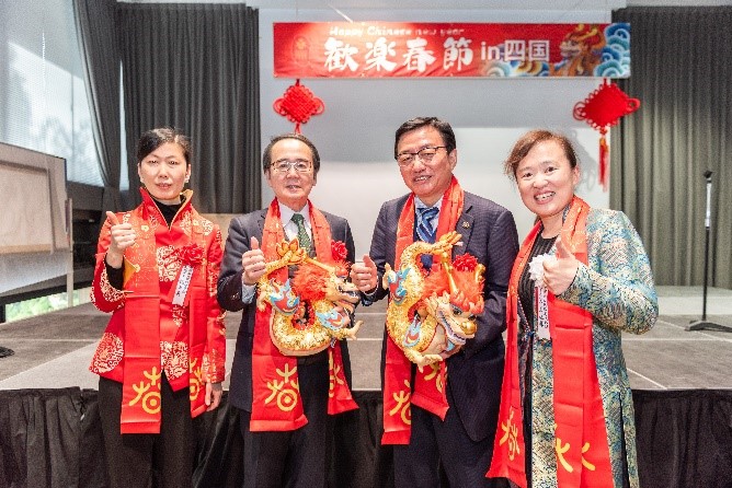 向池田知事、大西市長贈(zèng)送“歡樂春節(jié)“吉祥龍。從左到右為魏有美副總領(lǐng)事、池田豊人知事、大西秀人市長、馬曉琛主任。中國駐大阪旅游辦事處供圖