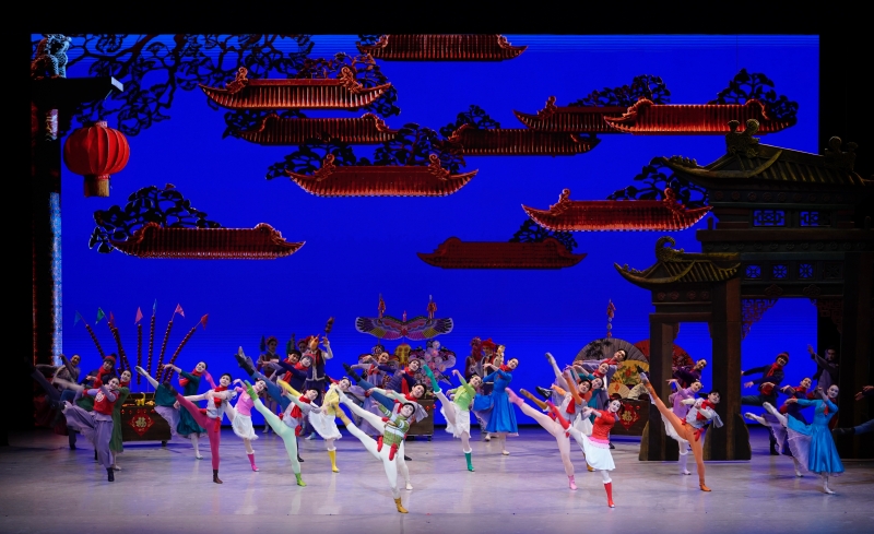 1月26日晚，中央芭蕾舞團(tuán)賀歲芭蕾舞劇《過年》作為開幕演出，亮相阿布扎比國際藝術(shù)節(jié)，圖為劇照。中央芭蕾舞團(tuán)供圖