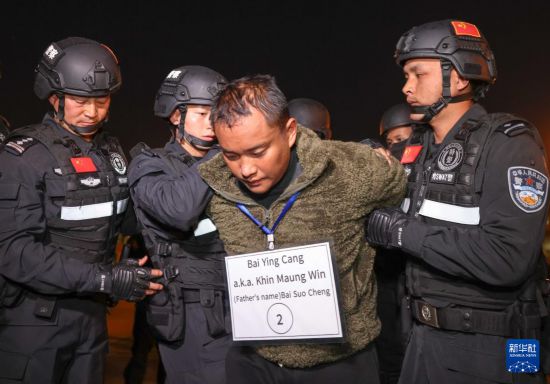 1月30日，在緬甸內(nèi)比都國際機場，緬甸警方依法向我公安機關(guān)移交緬北重大犯罪嫌疑人白應(yīng)蒼。新華社記者 殷剛 攝