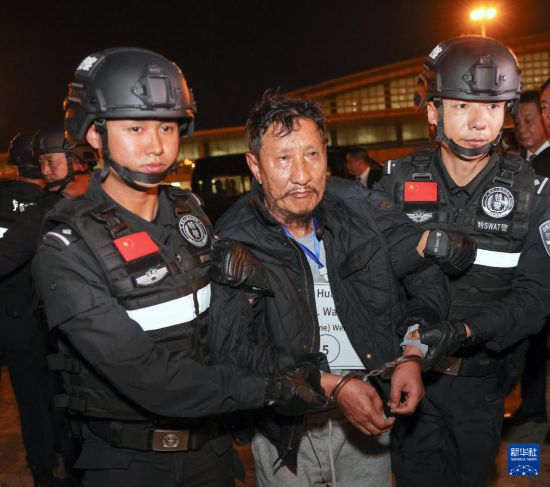 1月30日，在緬甸內(nèi)比都國際機場，緬甸警方依法向我公安機關(guān)移交緬北重大犯罪嫌疑人魏懷仁。新華社記者 殷剛 攝