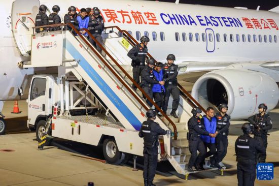 1月30日，在云南昆明長水機場，白所成、白應(yīng)蒼、魏懷仁、劉正祥、劉正茂、徐老發(fā)等10名緬北重大犯罪嫌疑人被我公安機關(guān)成功押解回國。新華社記者 殷剛 攝