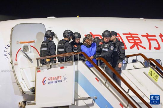 1月30日，在云南昆明長水機場，緬北重大犯罪嫌疑人白所成被我公安機關(guān)成功押解回國。新華社記者 殷剛 攝