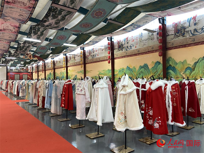 1月24日，在山東省菏澤市曹縣大集鎮(zhèn)穿越大唐漢服云倉直播基地展廳里擺放的漢服。 人民網(wǎng) 周琳佳攝