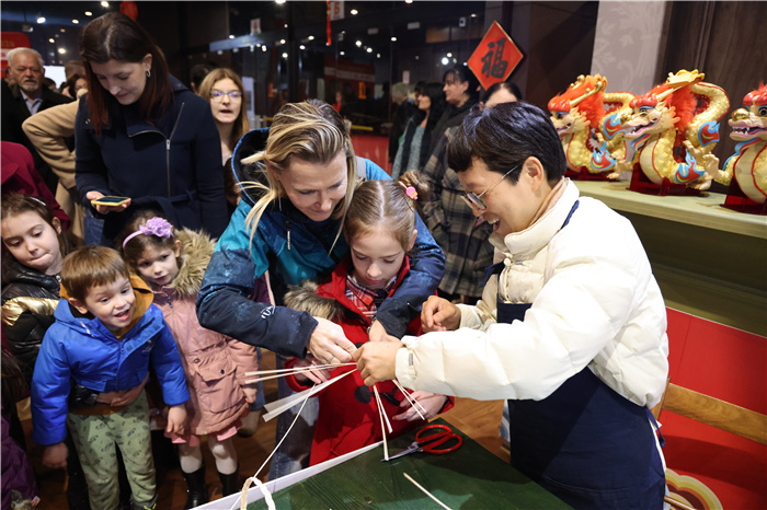 2024年“歡樂(lè)春節(jié)”《閩南風(fēng)情》文藝演出和泉州非物質(zhì)文化遺產(chǎn)展演2月6日在塞爾維亞斯梅代雷沃文化中心舉行。圖為當(dāng)?shù)孛癖婓w驗(yàn)中國(guó)非遺手工藝。 貝爾格萊德中國(guó)文化中心供圖