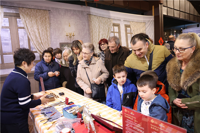 2024年“歡樂(lè)春節(jié)”《閩南風(fēng)情》文藝演出和泉州非物質(zhì)文化遺產(chǎn)展演2月6日在塞爾維亞斯梅代雷沃文化中心舉行。圖為當(dāng)?shù)孛癖婓w驗(yàn)中國(guó)非遺手工藝。 貝爾格萊德中國(guó)文化中心供圖