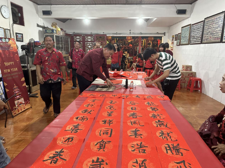 茍皓東為華人朋友現(xiàn)場(chǎng)寫(xiě)春聯(lián)送福字。巴陵康孔子學(xué)院供圖
