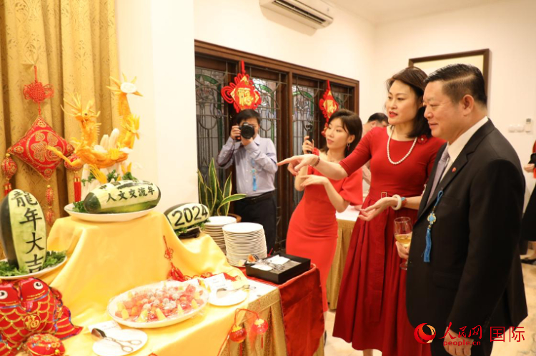 中國駐東盟大使侯艷琪（右二）同東盟秘書長高金洪（右一）欣賞食雕。人民網(wǎng)記者 曹師韻攝