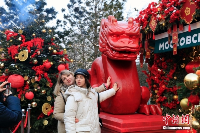 當(dāng)?shù)貢r(shí)間2月9日，中國(guó)農(nóng)歷新年慶?；顒?dòng)啟動(dòng)儀式在莫斯科市中心的卡梅爾格爾斯基巷舉行。中國(guó)駐俄大使張漢暉，俄羅斯外交部發(fā)言人扎哈羅娃，以及俄羅斯文化部和莫斯科市政府官員出席。慶祝活動(dòng)將持續(xù)至18日。圖為當(dāng)?shù)孛癖娫谔鼐S爾廣場(chǎng)與龍雕塑合影。