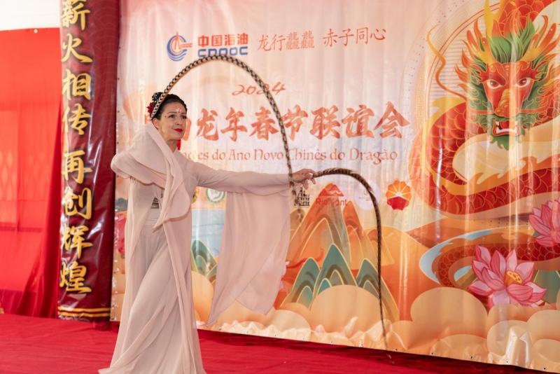 巴西藝術(shù)家表演中國舞。里約天主教大學孔子學院供圖