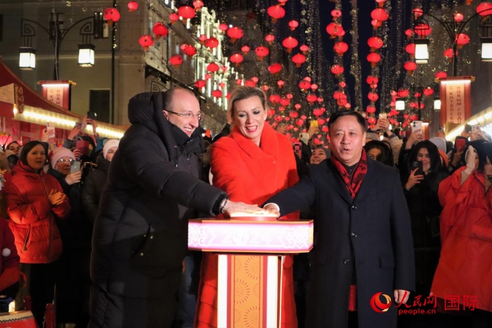張漢暉、扎哈羅娃、科茲洛夫（從右至左）共同按下活動啟動按鈕。于子恒攝