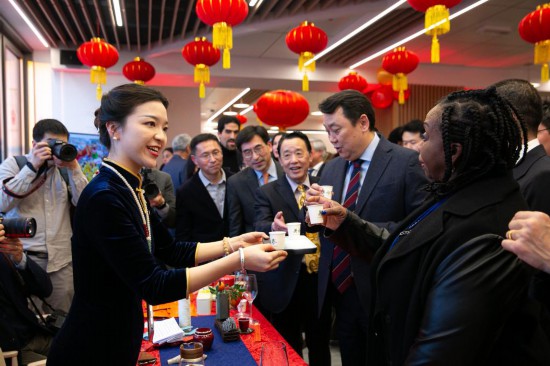 2月2日，人們?cè)谖挥谝獯罄_馬的聯(lián)合國(guó)糧農(nóng)組織總部體驗(yàn)中國(guó)茶藝。新華社記者李京攝