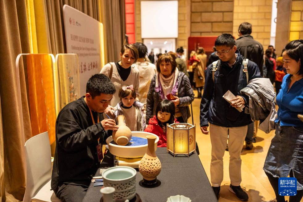 2月11日，參觀者在美國費城藝術(shù)博物館舉行的龍年迎新春活動上觀看瓷器制作。新華社發(fā)（周煥新攝）